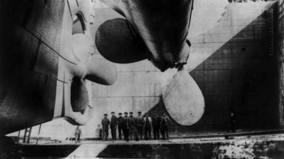 Das Weltkulturerbe «Titanic» droht sich aufzulösen. Lediglich 710 Menschen wurden gerettet. Im Bild: Der Rumpf des kolossalen Schiffes beim Bau.