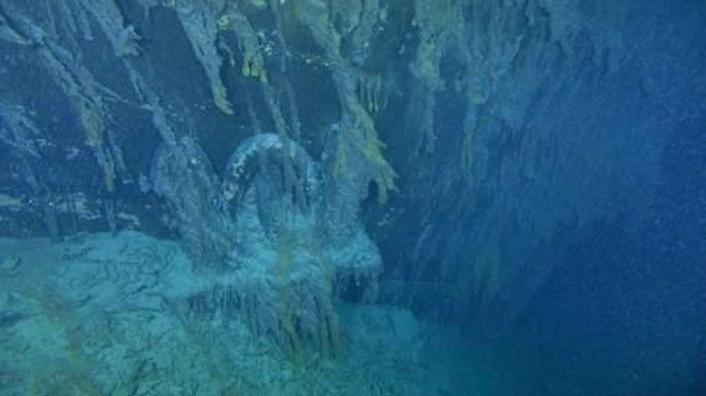 Das Weltkulturerbe «Titanic» droht sich aufzulösen. Bergungsunternehmen hätten «Tausende Objekte von dem Ort entfernt, der für mich heilig ist», Bierfirmen den Mythos der «Titanic» für Werbezwecke missbraucht, beschwerte sich Ballard.