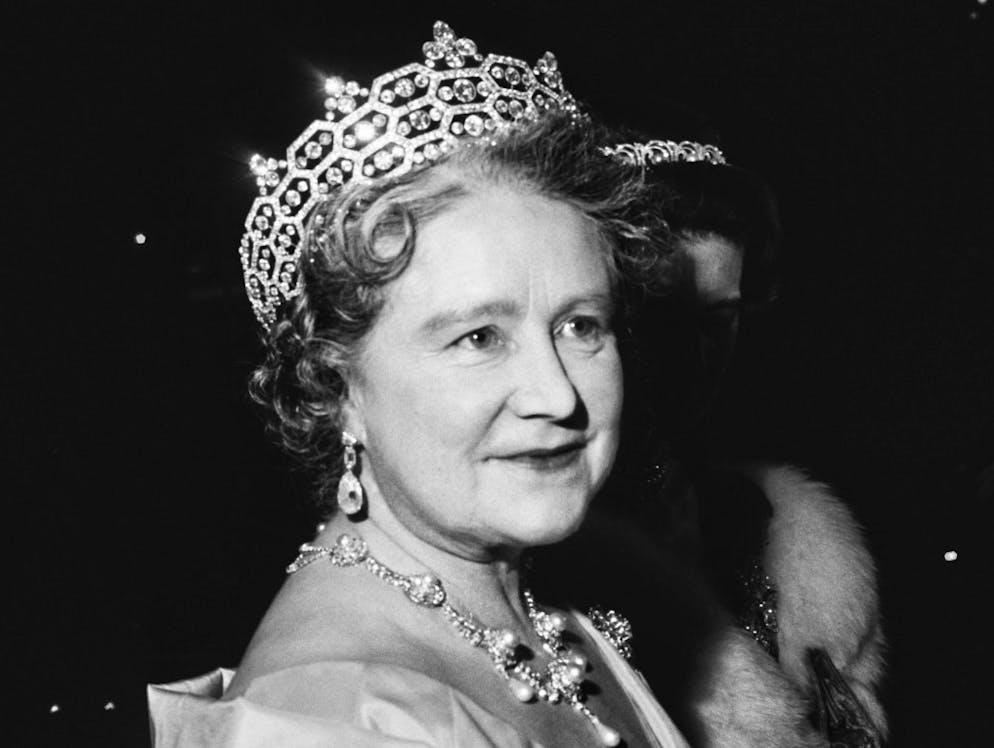 Würstchen, Wombat und Co.: Die Spitznamen der Royals. Die Mutter von Königin Elizabeth II., Elizabeth Bowes-Lyon, wurde von ihren Freunden hingegen «Cake» genannt - aufgrund ihrer Vorliebe für Kuchen. Von ihrer Schwägerin, der skandalträchtigen Herzogin von Windsor, erhielt sie hingegen den Spottnamen «Cookie» - der Serie «The Crown» zufolge attestierte sie ihr das Aussehen einer «fetten, gewöhnlichen Köchin».