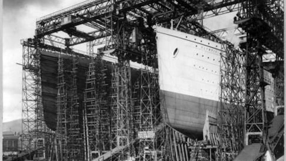 Das Weltkulturerbe «Titanic» droht sich aufzulösen. Über 1500 Männer, Frauen und Kinder starben bei dem Unglück. Im Bild: die «Titanic» (links) und ihr Schwesterschiff, die «Olympic», auf der Werft in Belfast, Nordirland.