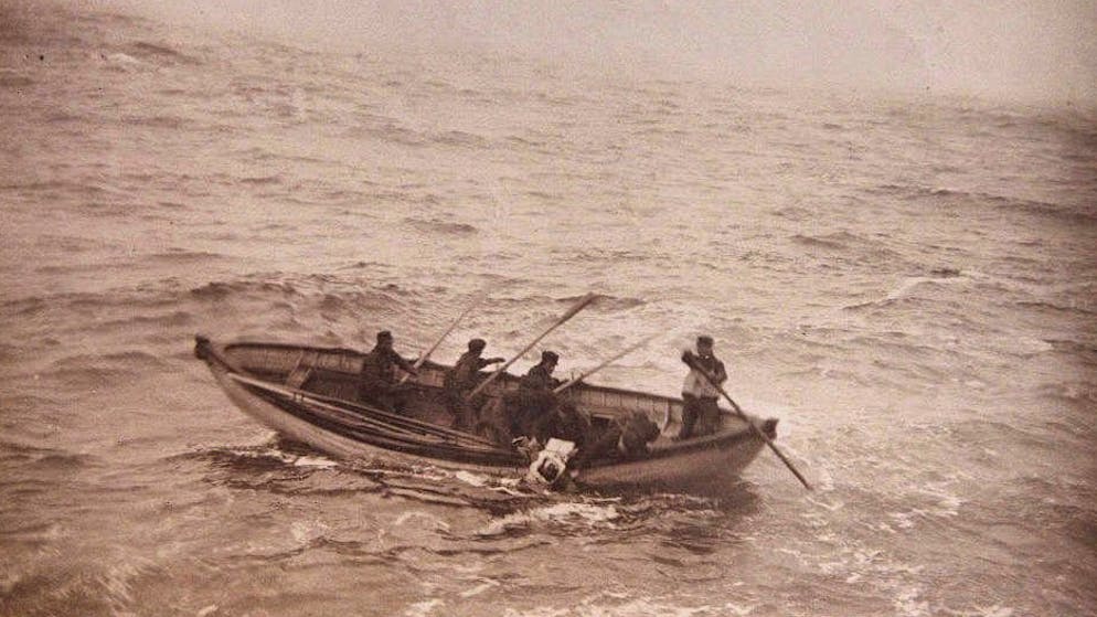 Das Weltkulturerbe «Titanic» droht sich aufzulösen. Das Bild zeigt Überlebende in einem Rettungsboot – das Foto wurde bei Christie's in London versteigert.