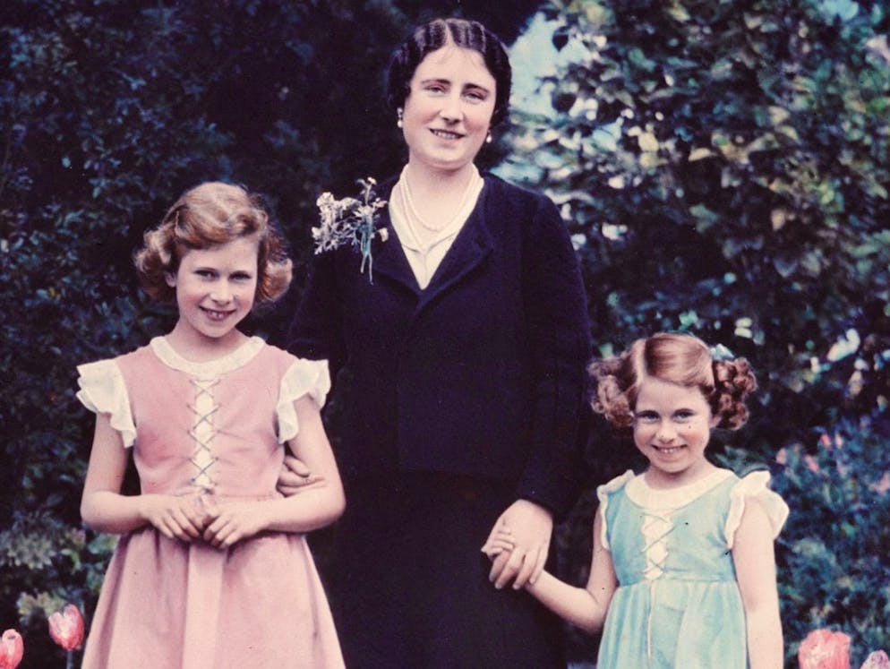Würstchen, Wombat und Co.: Die Spitznamen der Royals. Als sie noch ein kleines Mädchen war, ging ihr der Name Elizabeth noch schwer von den Lippen: «Tillabet» soll die kleine Prinzessin (links) geantwortet haben, wenn sie nach ihrem Namen gefragt wurde. Daraus wurde Lilibet - ein Spitzname, den alte Freunde und Familienmitglieder der Queen wohl noch immer verwenden.