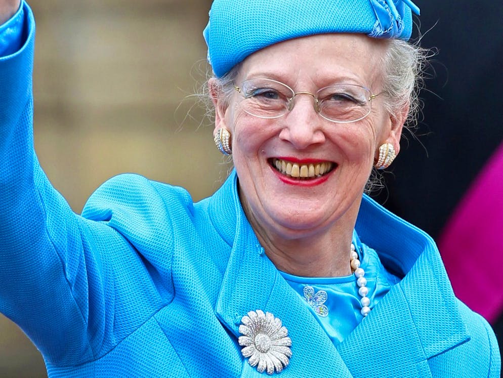 Würstchen, Wombat und Co.: Die Spitznamen der Royals. Sehen Sie die Blumenbrosche? Die trägt Margrethe II. nicht ohne Grund: Die dänische Königin wird von ihren Lieben Daisy genannt, was die englische Bezeichnung des Gänseblümchens ist. Das wiederum heisst im Französischen «Marguerite», womit sich der Kreis zu Margrethe schliesst.