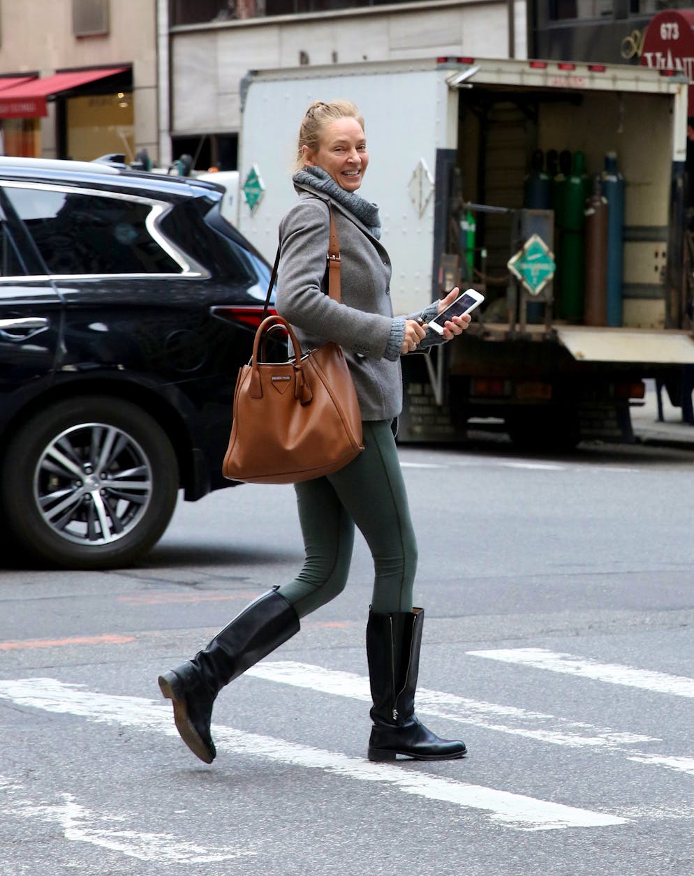 Star-Flash. Sie selber scheint sich in ihrer Haut ebenfalls pudelwohl zu fühlen und schenkt dem Fotografen noch ein erfrischendes Lächeln, bevor sie davon huscht.