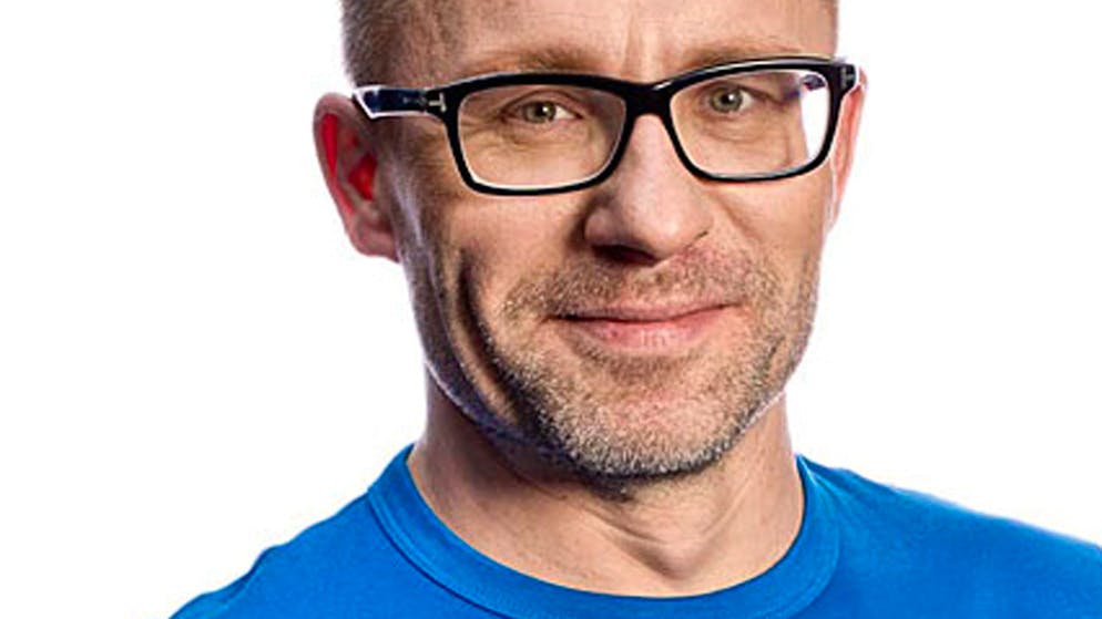 «Bluewin»-Redaktor Bruno Bötschi spricht für das Frage-Antwort-Spiel «Bötschi fragt» regelmässig mit bekannten Persönlichkeiten. Bötschi hat viel Erfahrung mit Interviews. Für die Zeitschrift «Schweizer Familie» betreute er viele Jahre die Serie «Traumfänger». Über 200 Persönlichkeiten stellte er dafür die Frage: Als Kind hat man viele Träume – erinnern Sie sich? Das Buch zur Serie «Traumfänger» ist im Applaus Verlag, Zürich, erschienen. Es ist im Buchhandel erhältlich.