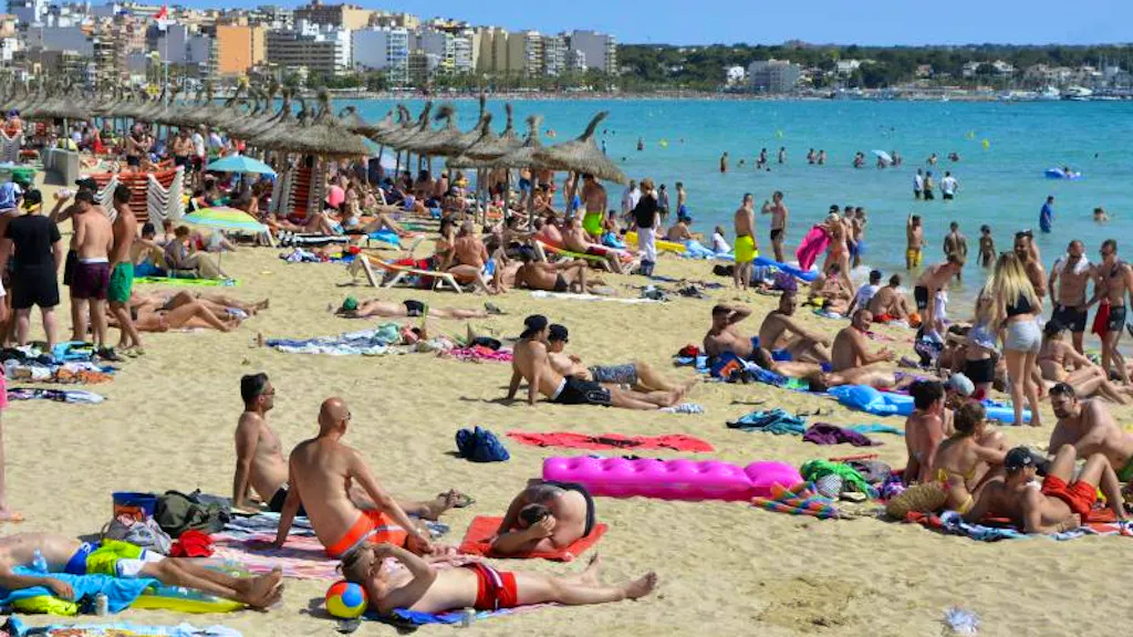 Gegen Tourimassen. Teures Mallorca: Doppelte Touristensteuer und steigende Hotelpreise