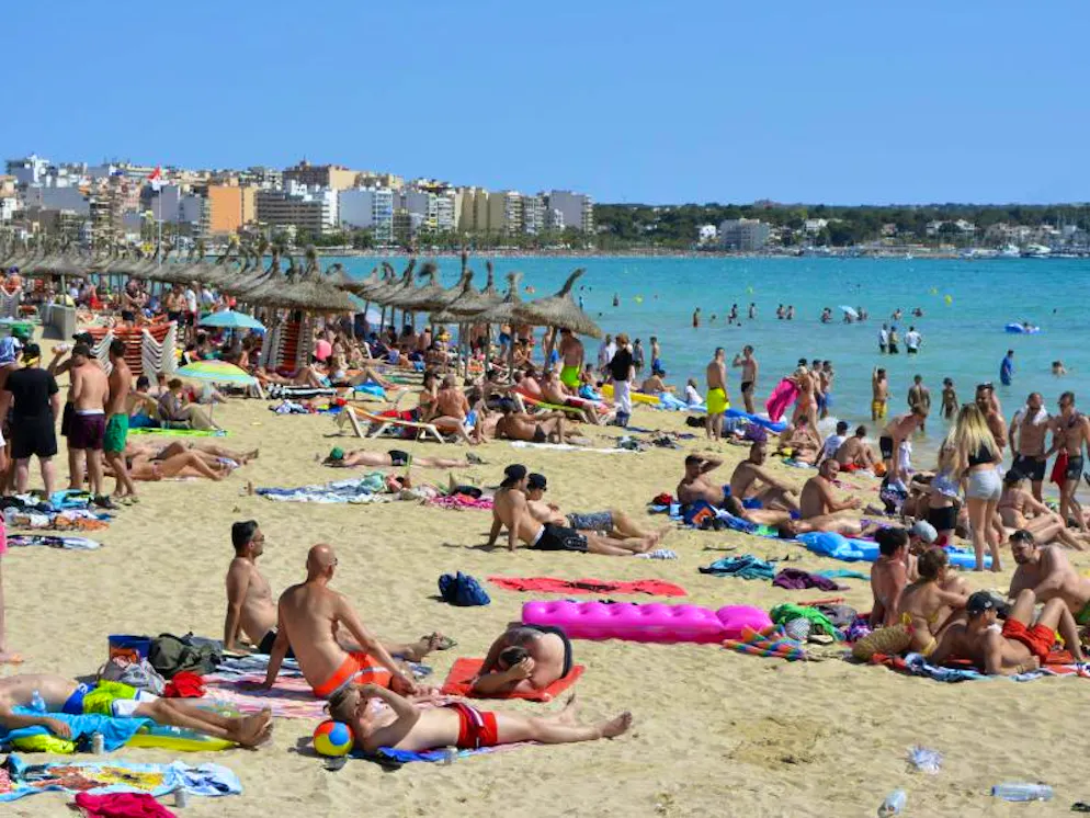 Mit vollen Stränden müssen Mallorca-Reisende auch im Sommer 2018 rechnen - die Baleareninsel boomt weiterhin.