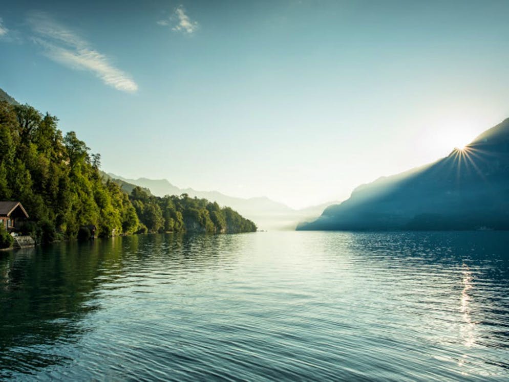 La Suisse, pays du vélo: les plus belles routes au fil de l'eau. La Route de l'Aar débute à Meiringen et longe le lac de Brienz, d'un bleu sublime...