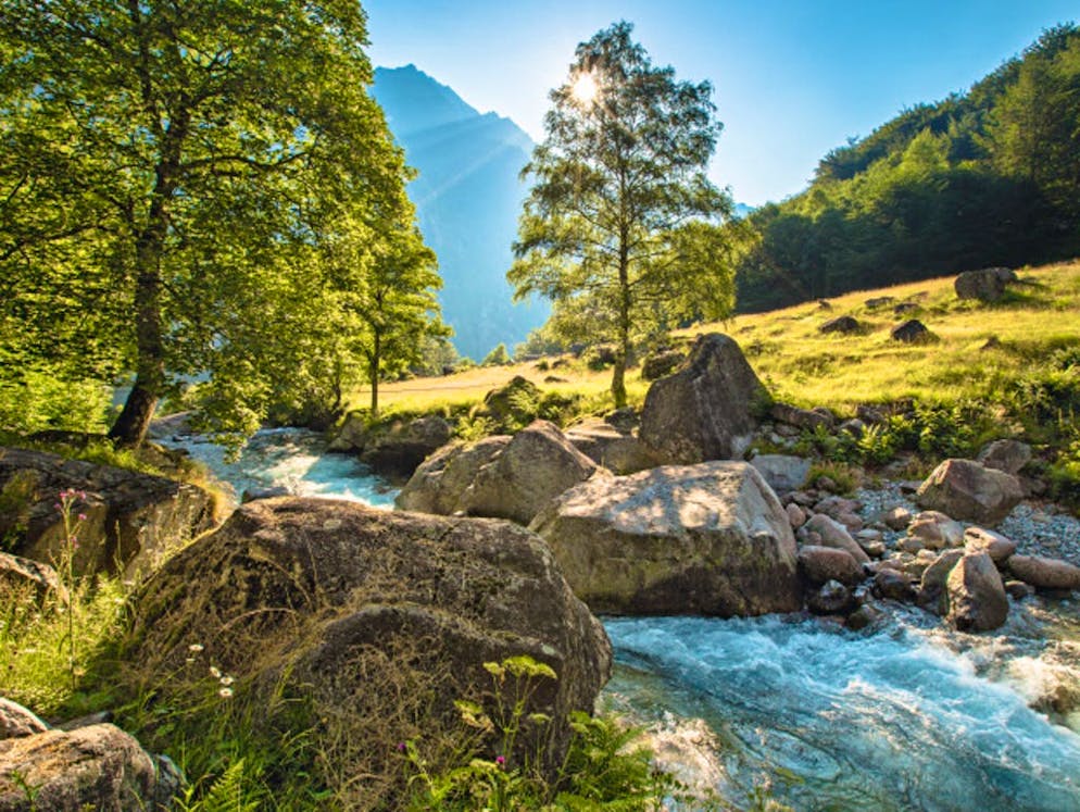 La Suisse, pays du vélo: les plus belles routes au fil de l'eau. De nombreuses portions du trajet se déroulent sur des petits chemins de terre, y compris à Bignasco.