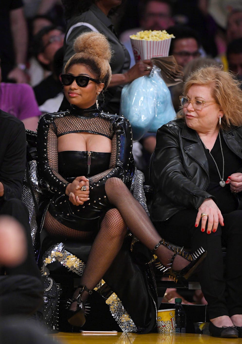 Star-Flash. Selbst die Frau neben ihr kann die Augen nicht von ihr lassen - und denkt sich bestimmt ihren Teil.