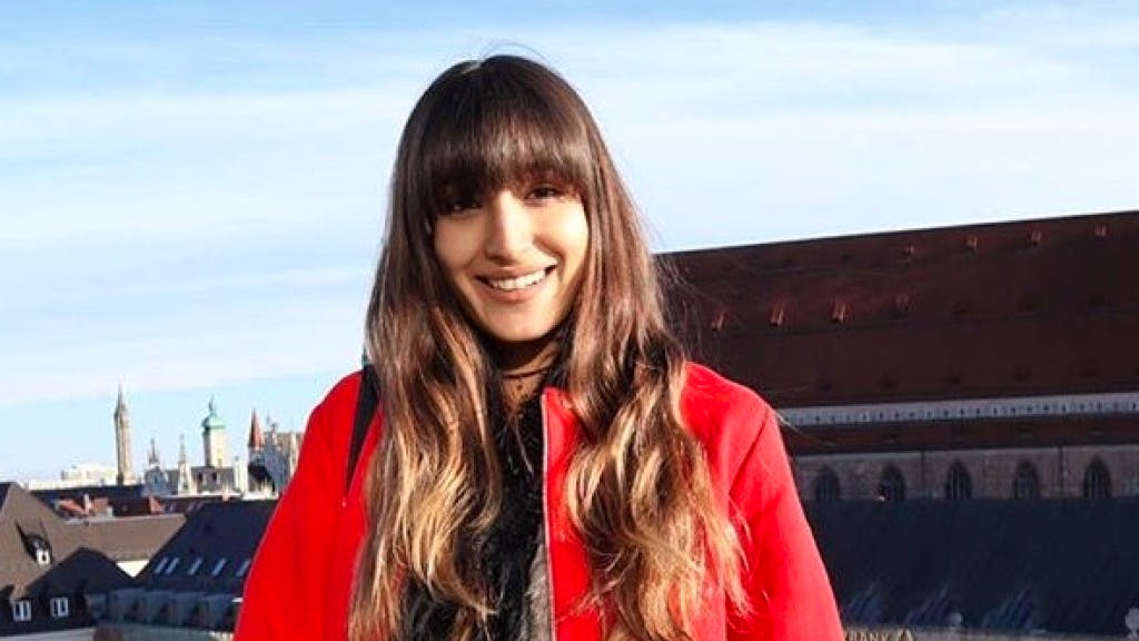 Castingshow. Heidi Klum gibt Schweizerin Sara ein Foto