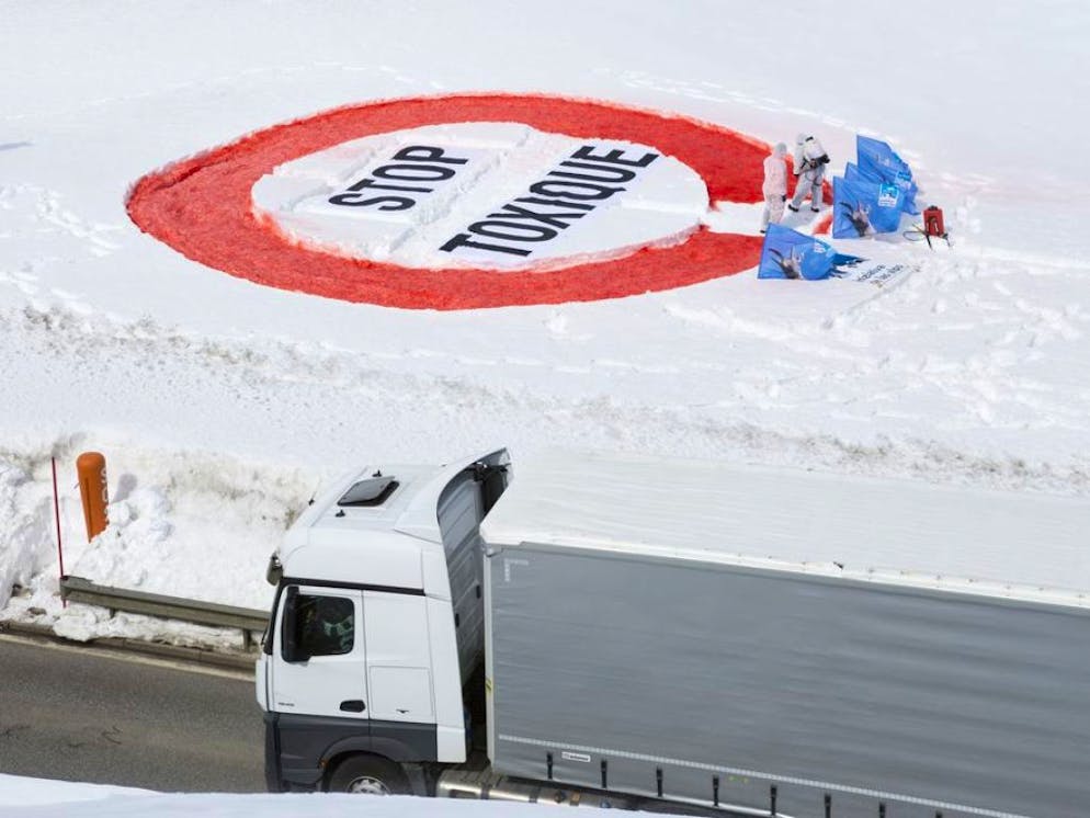 Mit ihrer Aktion auf dem Simplon fordert die Alpen-Initiative ein Verbot von Gefahrguttransporten über den Pass.