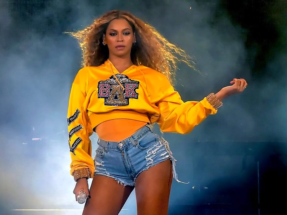 Beyoncé am Coachella-Festival. Sie lieferte ein spektakuläres Bühnencomeback ab mit 100 Tänzern, ihren Kolleginnen von Destiny's Child und Gatte Jay-Z. (Twitter)