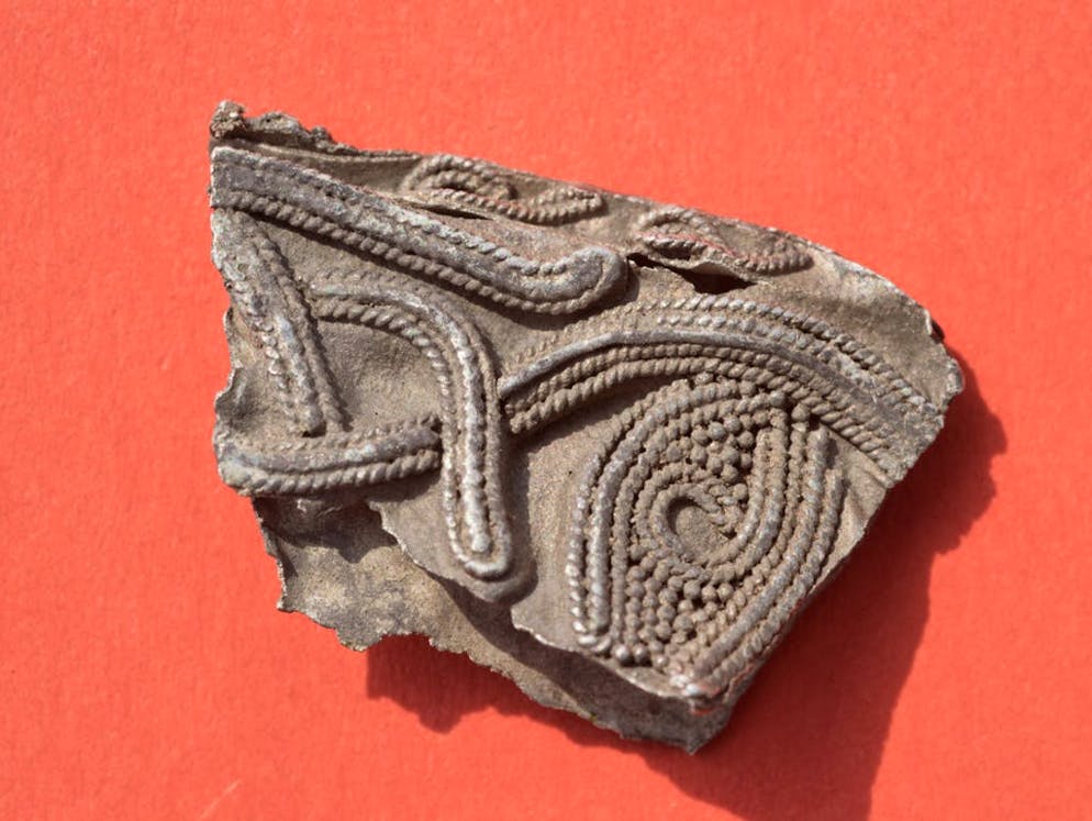 Auf der Flucht vergraben? Einmaliger Schatz auf Rügen entdeckt. Ein Fragment eines Anhängers oder einer Fibel im Terslev-Stil. Der stark zerstückelte Schmuck des Schaprode-Fundes sei mit seinen feinen Punzierungen und Granulationen in demselben Stil (Terslev-Stil) gearbeitet wie der berühmte Hiddensee-Schmuck.