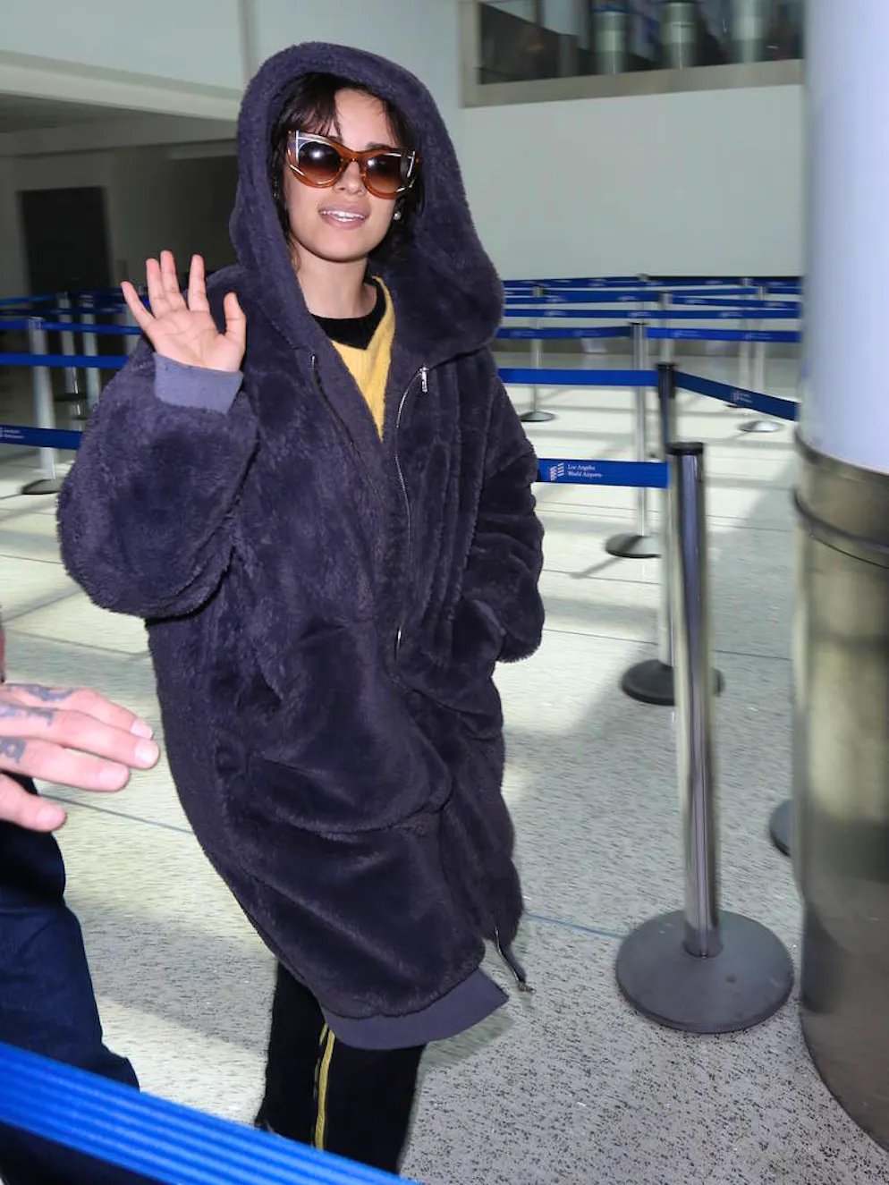 10 lunettes de soleil à porter cette semaine. Les grosses montures écailles ont toujours la cote, à l'instar de celles que portait Camila Cabello à l'aéroport international de Los Angeles il y a quelques jours.