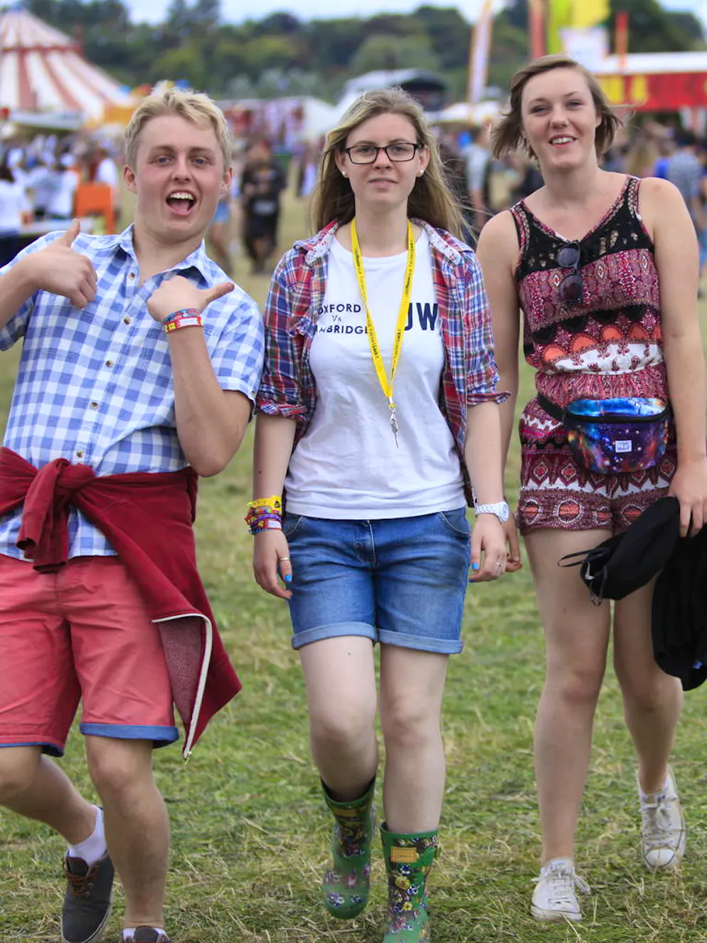 10 indispensables mode à ne pas oublier en festival. Qui dit festival dit aussi gadoue. Pour éviter de s'embourber, on n'oublie pas ses bottes en caoutchouc !