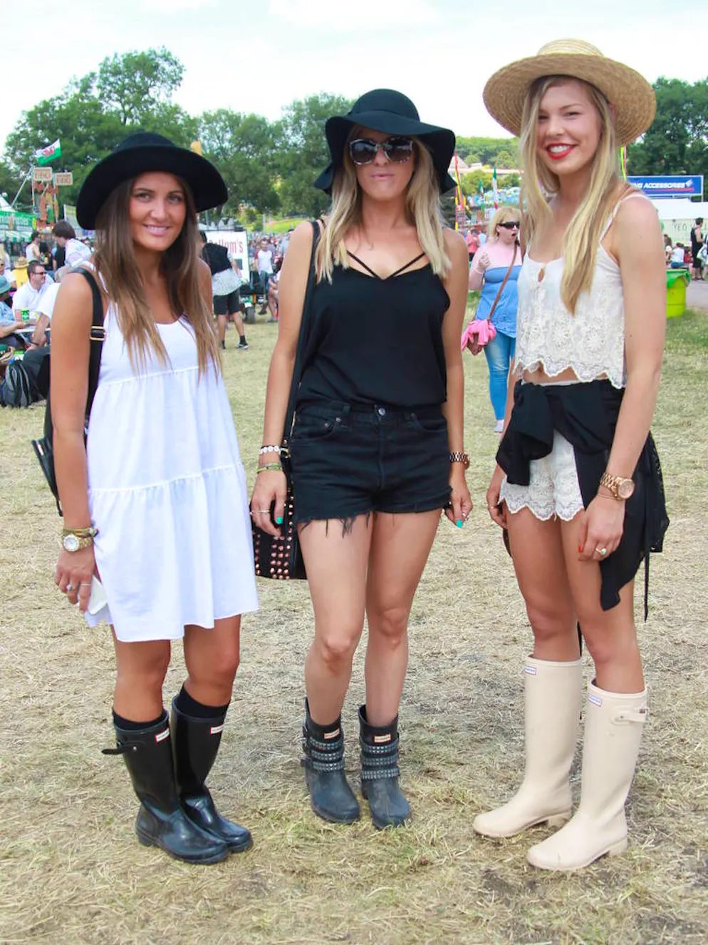 10 indispensables mode à ne pas oublier en festival. Le chapeau est un autre indispensable en festival. Il vous protègera autant de la pluie que du soleil. Parfait !
