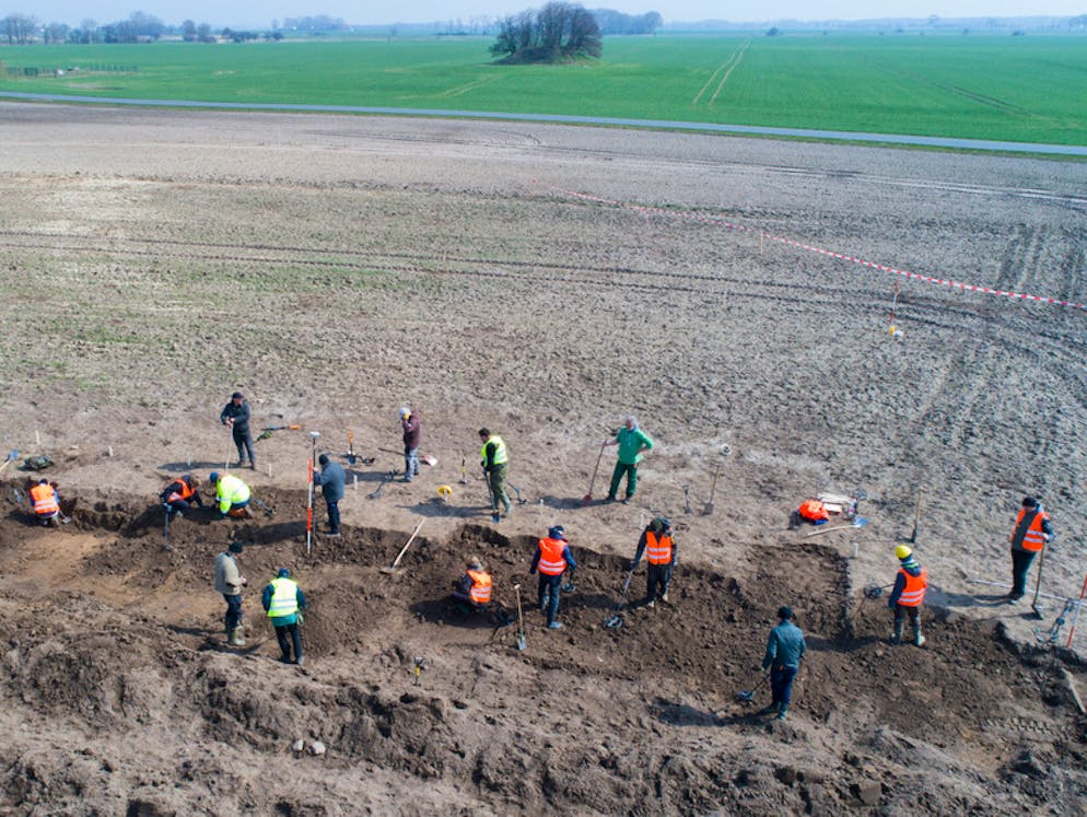 Auf der Flucht vergraben? Einmaliger Schatz auf Rügen entdeckt. Die Landesarchäologie von Mecklenburg-Vorpommern hat nun die etwa 400 Quadratmeter grosse Fläche bergen lassen.