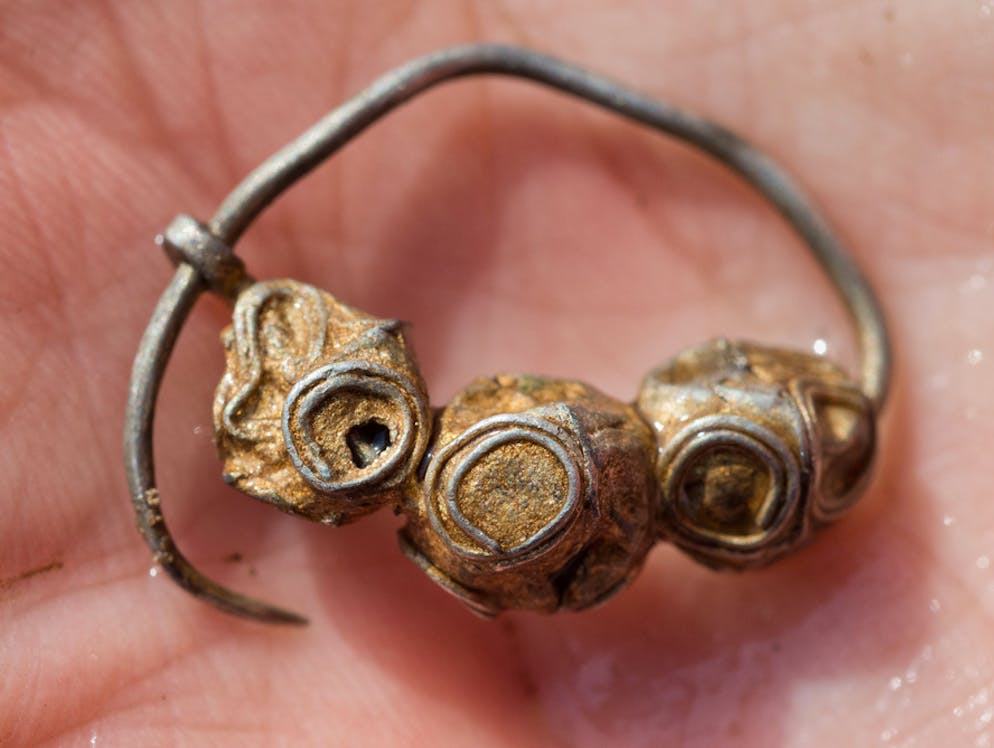 Auf der Flucht vergraben? Einmaliger Schatz auf Rügen entdeckt. «Das war der Fund meines Lebens», sagt Hobbyarchäologe René Schön, nachdem er nun endlich sein Schweigen über den Fund brechen darf.