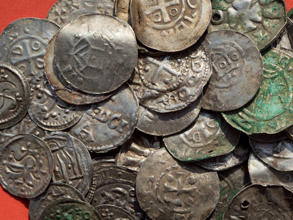 Auf der Flucht vergraben? Einmaliger Schatz auf Rügen entdeckt. Auf der Insel Rügen wurde ein einzigartiger Schatz mit Münzen aus der Epoche des Dänenkönigs Blauzahn entdeckt.