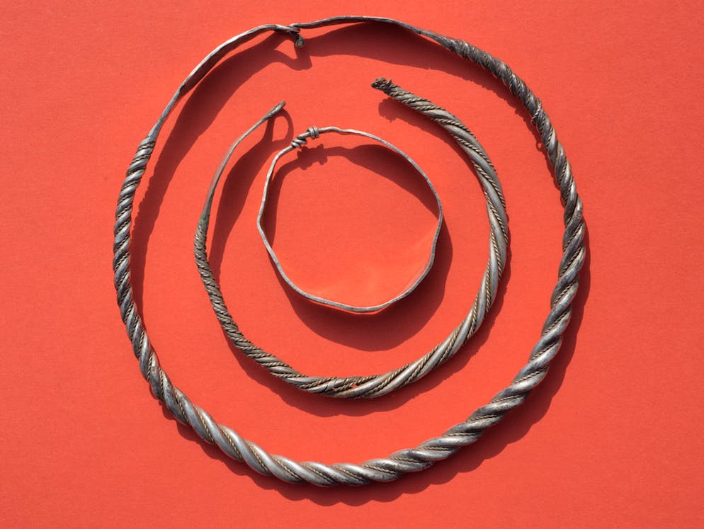 Auf der Flucht vergraben? Einmaliger Schatz auf Rügen entdeckt. Der umstrittene Herrscher floh historischen Quellen zufolge nach der verlorenen Ostseeschlacht gegen seinen Sohn Sven Gabelbart (965-1014) im Jahr 986 nach Pommern, wo er ein Jahr später auf der Jomsburg bei Swinemünde starb.