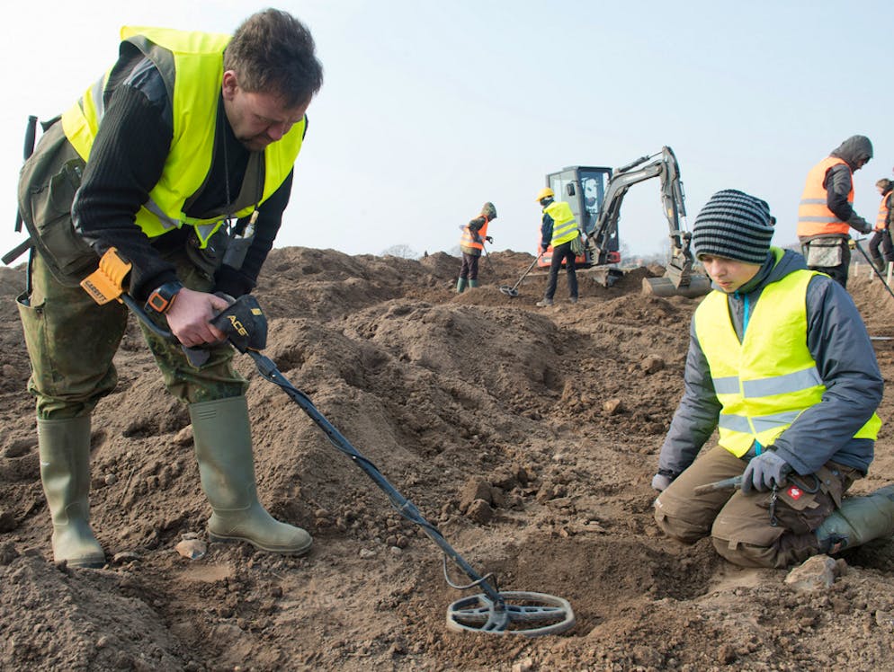 Auf der Flucht vergraben? Einmaliger Schatz auf Rügen entdeckt. Der Hobbyarchäologe René Schön und der Schüler Luca Malaschnitschenko stiessen bei dem Ort Schaprode mit Metalldetektoren auf den Silberschatz.