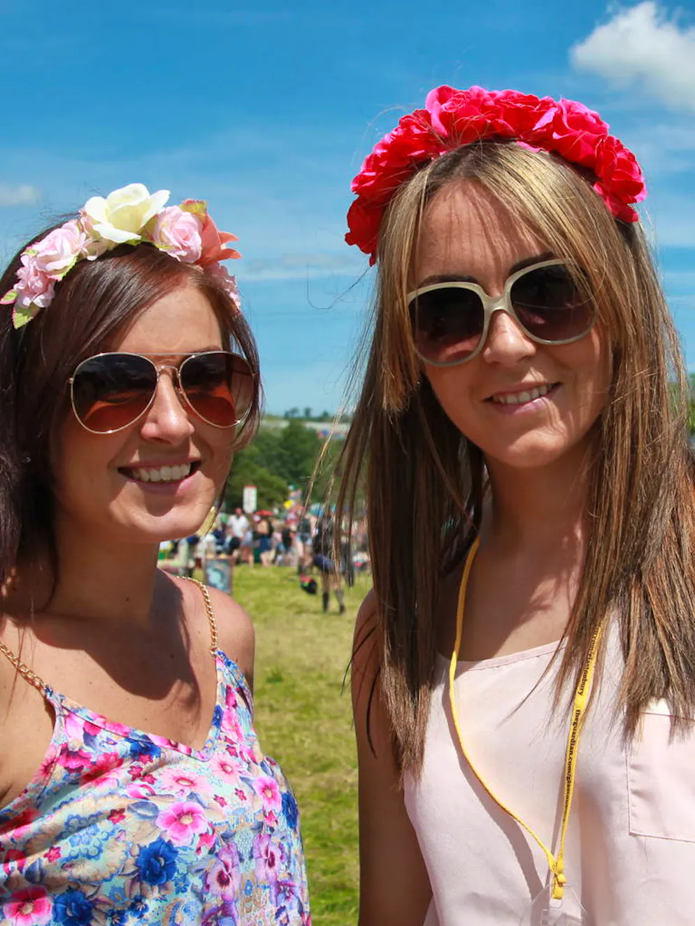 10 indispensables mode à ne pas oublier en festival. S'il y a bien un endroit où on peut se permettre quelques petites folies, c'est bien en festival. Alors on use et abuse des accessoires pour cheveux ! En plus ça nous évite de les avoir dans les yeux...