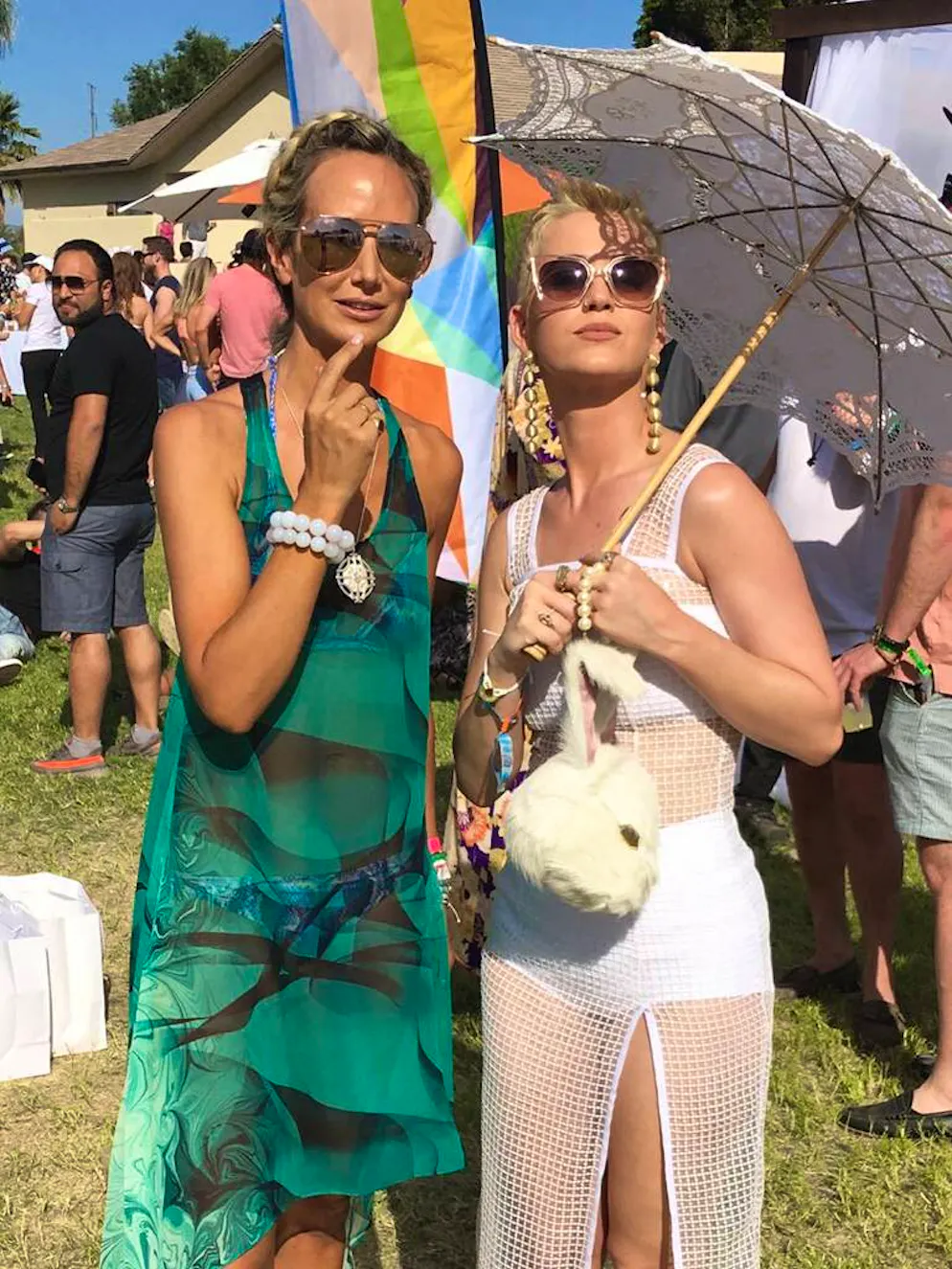 10 indispensables mode à ne pas oublier en festival. Bien sûr, on n'oublie pas ses lunettes de soleil quand on se rend à un festival ! Elles protègent autant du soleil que des regards indiscrets qui voudraient discerner les cernes sous vos yeux au bout de 2 jours à dormir sous la tente !