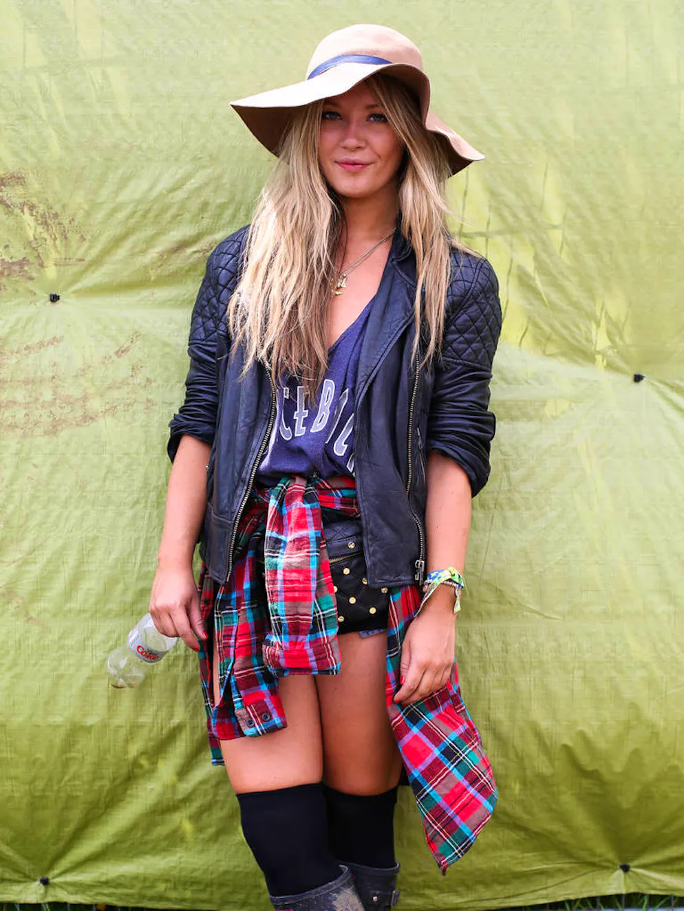 10 indispensables mode à ne pas oublier en festival. Vous pensiez que la chemise de bûcheron nouée autour de la taille est juste un effet de style ? Détrompez-vous. En cas de léger vent frais, vous serez content de pouvoir rajouter une couche sur vos épaules.