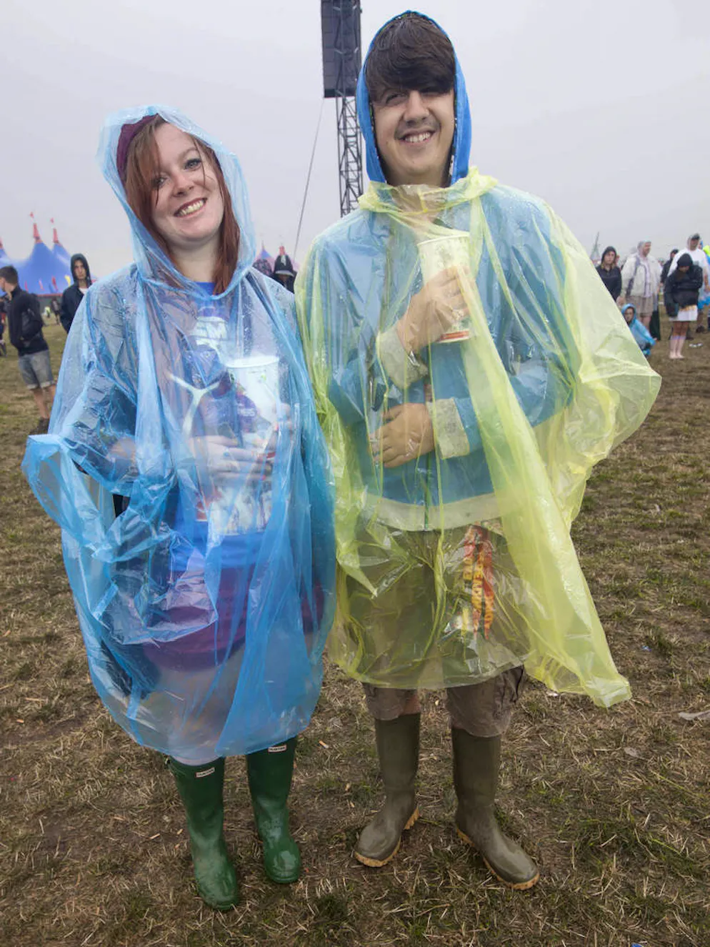 10 indispensables mode à ne pas oublier en festival. Pas très seyant, certes, le poncho en plastique, mais vous nous remercierez de vous y avoir fait penser lorsque vous vous retrouverez sous l'averse ! En plus, il ne prend pas de place et peut servir de nappe pour s'asseoir sur un terrain boueux.