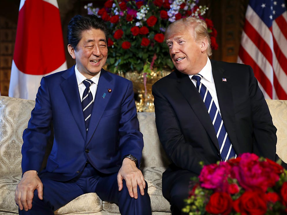 US-Präsident Donald Trump (r) mit seinem Gast, Japans Regierungschef Shinzo Abe