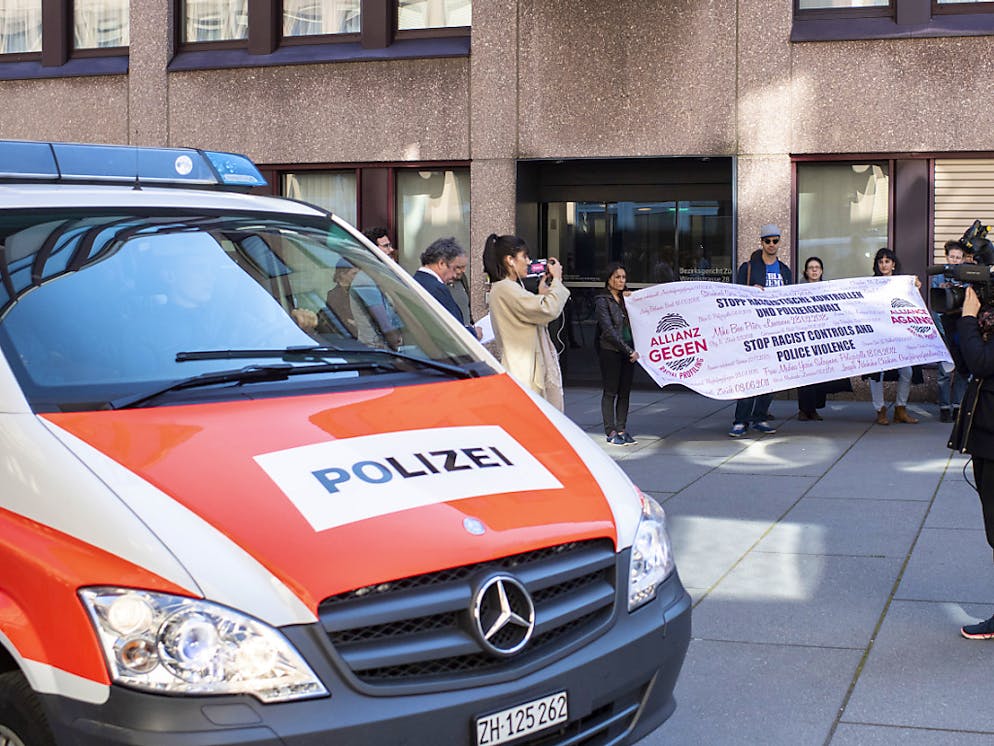 Das Bezirksgericht Zürich hat am Mittwoch drei Zürcher Stadtpolizisten vom Vorwurf des Amtsmissbrauchs und der Gefährdung des Lebens freigesprochen. Der Fall warf hohe Wellen wegen eines möglichen "Racial Profiling" der Polizisten.