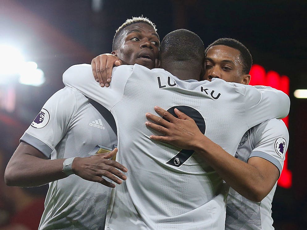 Die Spieler von Manchester United feiern das 2:0.