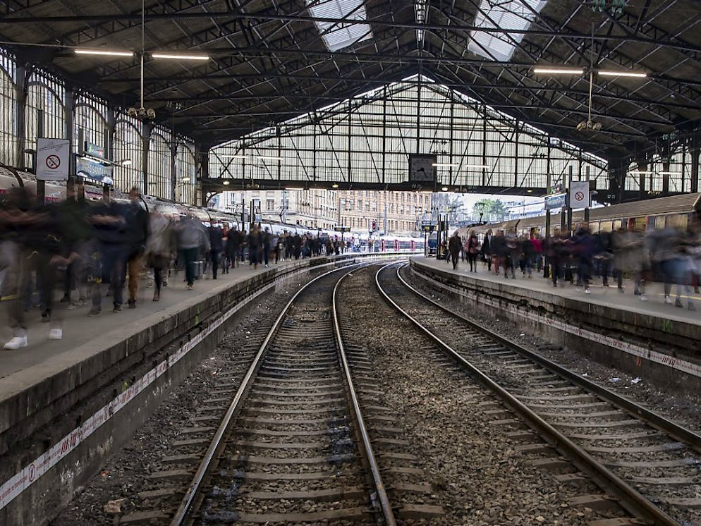 Auch am achten Streiktag fallen in Frankreich zahlreiche Züge aus. Die Eisenbahner wehren sich mit ihrem Arbeitskampf gegen die geplante Reform der Staatsbahn SNCF.