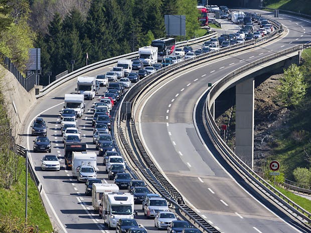 Schneegestöber und Warten vor dem Gotthard-Tunnel