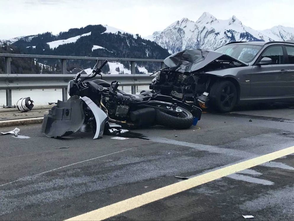 Die 51-jährige Töfffahrerin war aus noch unbekannten Gründen auf die Gegenfahrbahn geraten und danach in ein entgegenkommendes Auto geprallt.