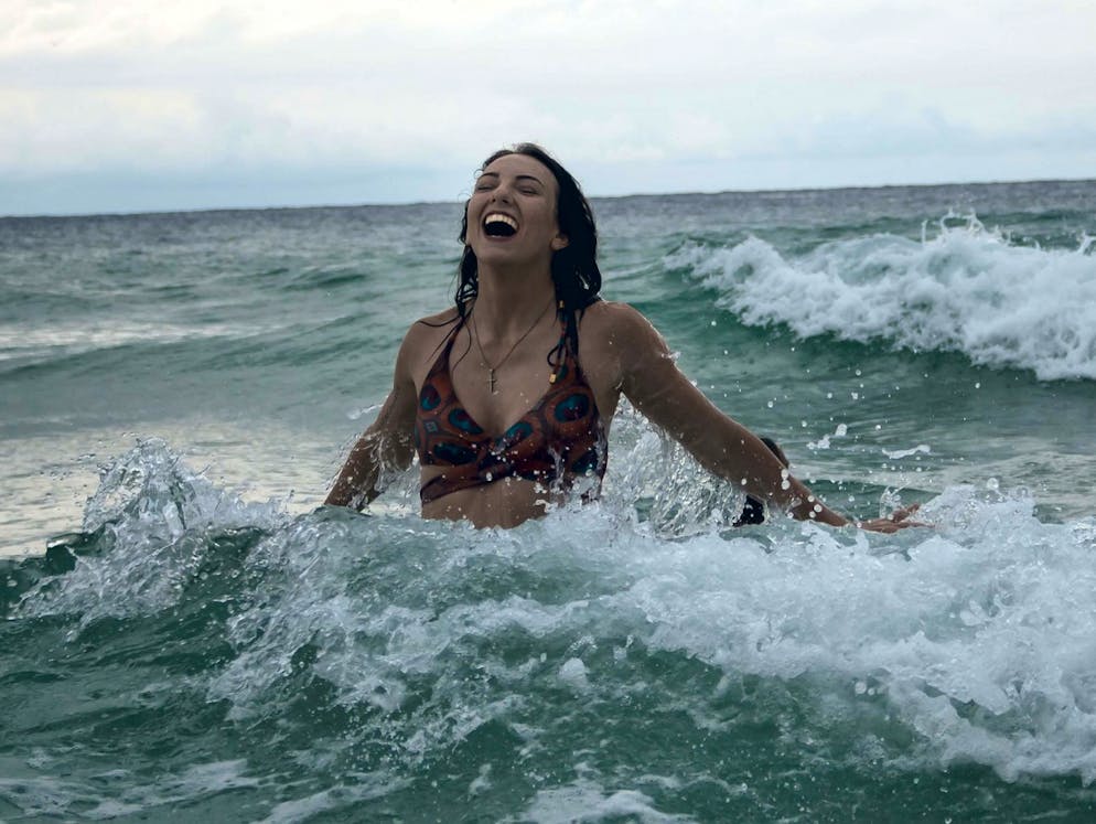 Wer im Urlaub keine Lust auf Surfen, Schwimmen oder lange Strandspaziergänge hat, der kann trotzdem etwas für seine Fitness tun: Nach Lust und Laune durch die Wellen springen (Konditions- und Beintraining), sich floaten lassen (Ganzkörper-Balance) oder auf der Luftmatratze liegen und seine Arme dazu nutzen, um nicht abzutreiben.