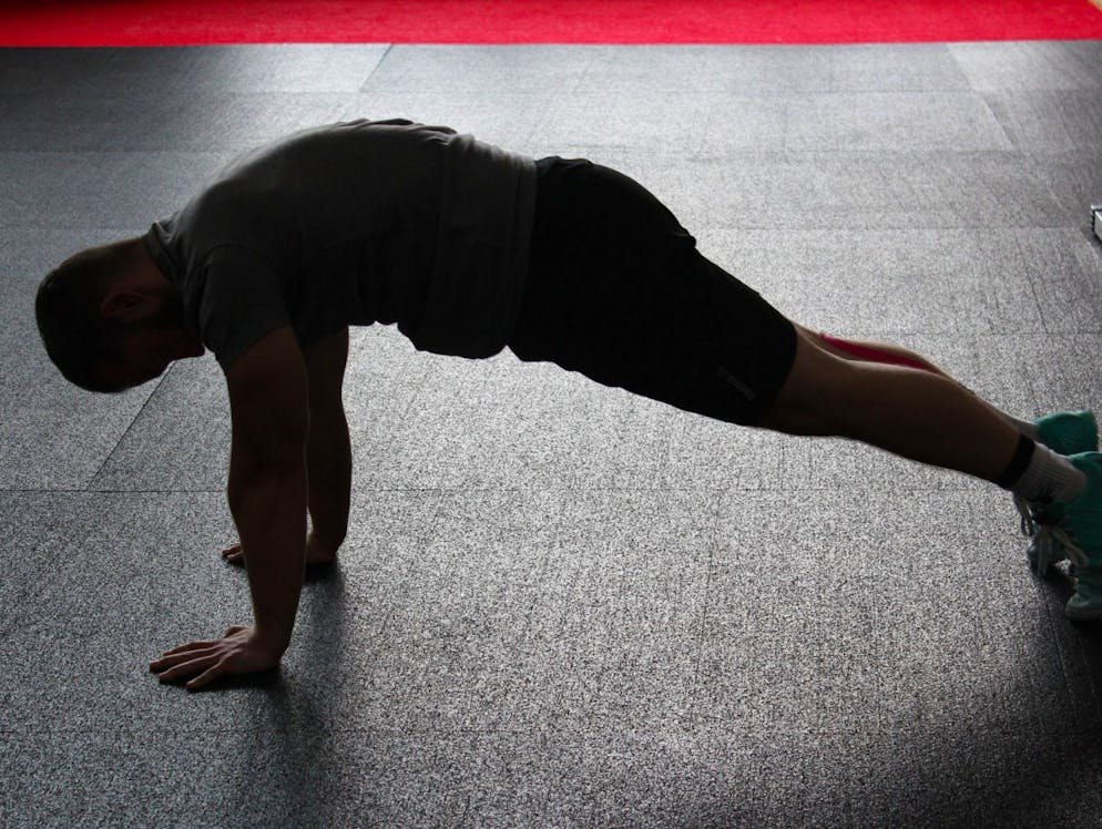 Wenn Sie nur eine einzige Fitnessübung machen, dann diese: Begeben Sie sich in die Bretthaltung – so lange wie eben möglich. Das geht auch auf den Knien oder Unterarmen aufgestützt und trainiert den ganzen Körper. Von dort aus können Sie sich auch auf die Seite kippen und so zuerst die linke Körperhälfte (besonders die Taille samt Hüftspeck) und dann die rechte trainieren.