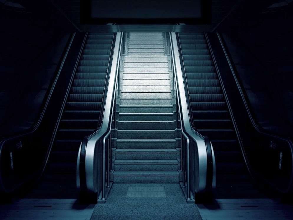 Dieses Foto zeigt deutlich, welcher Weg der richtige wäre, um fitter zu werden. Tauschen Sie so oft wie möglich den Fahrstuhl gegen Treppen. Und wenn Sie doch die Rolltreppe nehmen müssen, dann gehen SIe wenigstens dabei ein paar Stufen hoch!