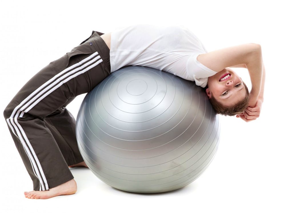 Hmmmm, sieht das nicht gemütlich aus? Wer einen Gymnastikball hat, kann sich zwischendurch einfach mal rücklings drauflegen und hängenlassen. Das schult das Gleichgewicht und entspannt den Rücken. Wer dann noch die Musse hat, stellt die Füsse auf und macht ein paar Sit-ups.