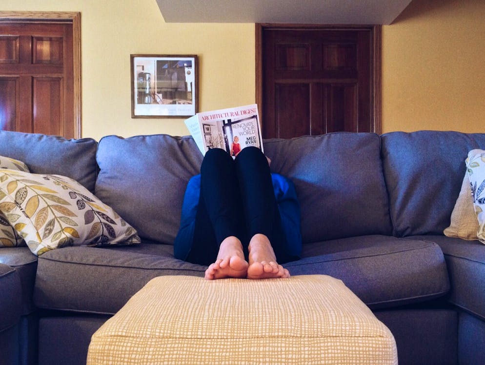 Wie eingangs versprochen: Sie müssen noch nicht einmal runter von der Couch, um ein paar Übungen zu machen. Die Ablage für die Füsse müssen sie einfach ein bisschen weiter nach vorne schieben. Die Unterschenkel können sogar darauf liegen bleiben oder auf dem Boden abgestellt werden (dann wird es einfacher). Und nun aufrecht hinsetzen, Hände auf dem Sofa abstützen und ein paar Trizeps-Dips machen. Selbst wenn Sie nur zwei Stück machen und drei Minuten später nochmal ... Zehn Stück pro Tag sind besser als null.