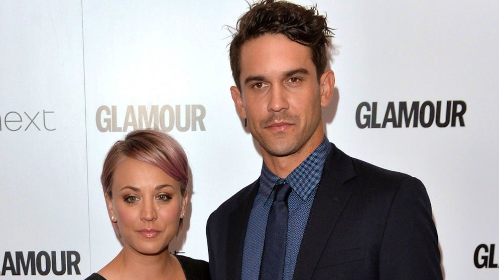 Verliebt, verlobt, verkracht: Die kürzesten Promi-Ehen. Die Rolle der hübschen, aber intellektuell herausgeforderten Penny in «The Big Bang Theory» machte Kaley Cuoco berühmt. Ihre 2013 geschlossene Ehe mit Ryan Sweeting (rechts) hielt nur 21 Monate. Zuvor war Cuoco bereits für kurze sechs Monate verlobt gewesen: mit dem Musiker Josh Resnik (ehemaliger Bassist bei Danzig).