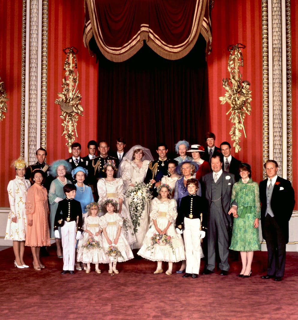 Que mange la famille royale britannique quand elle marie l'un des siens ?. Photo de famille à l'occasion du mariage de la princesse Diana et du prince Charles en 1981