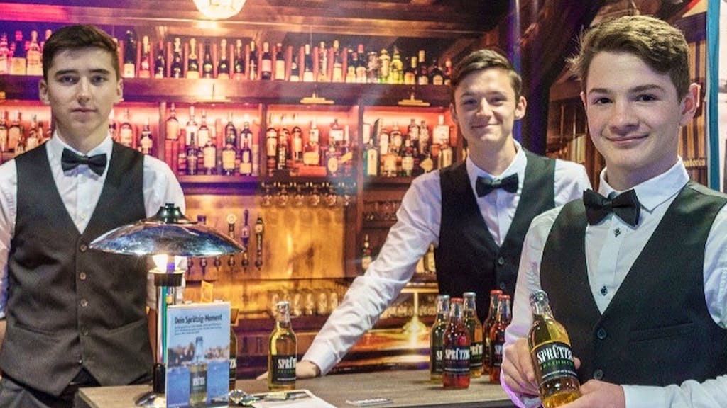 Wir sind die Schweiz. Geschäftstüchtig: 6 Zürcher Schüler lancieren Getränk