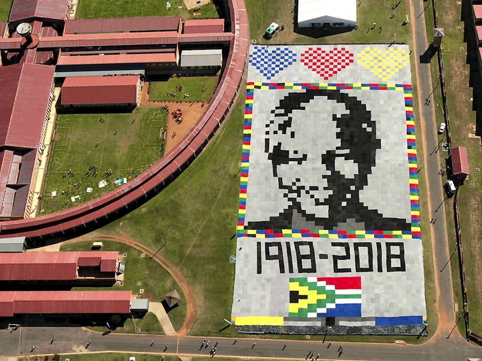 Zu Ehren von Nelson Mandela: Als Werk von Menschen von überall auf der Welt prangt das Gesicht des südafrikanischen Nationalhelden auf einer 7000 Quadratmeter grossen gehäkelten Decke.