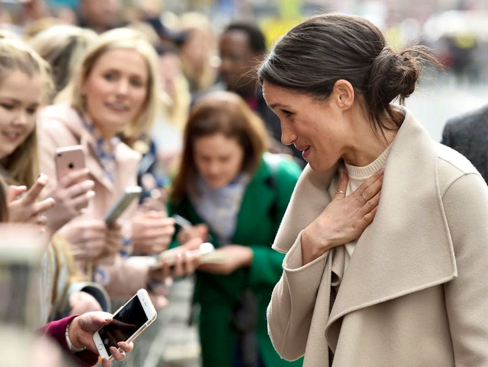 Quel est le style de Meghan Markle?. ... elle les attache en chignon flou.