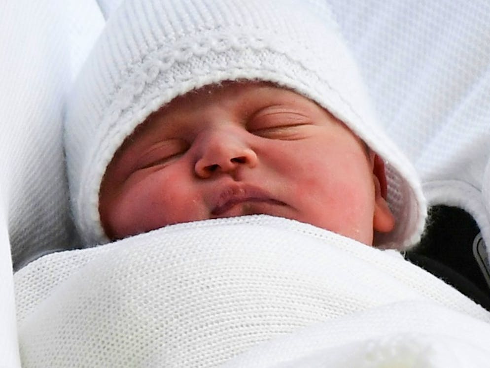 La sorella maggiore bacia la piccola bambina sulla fronte con gli