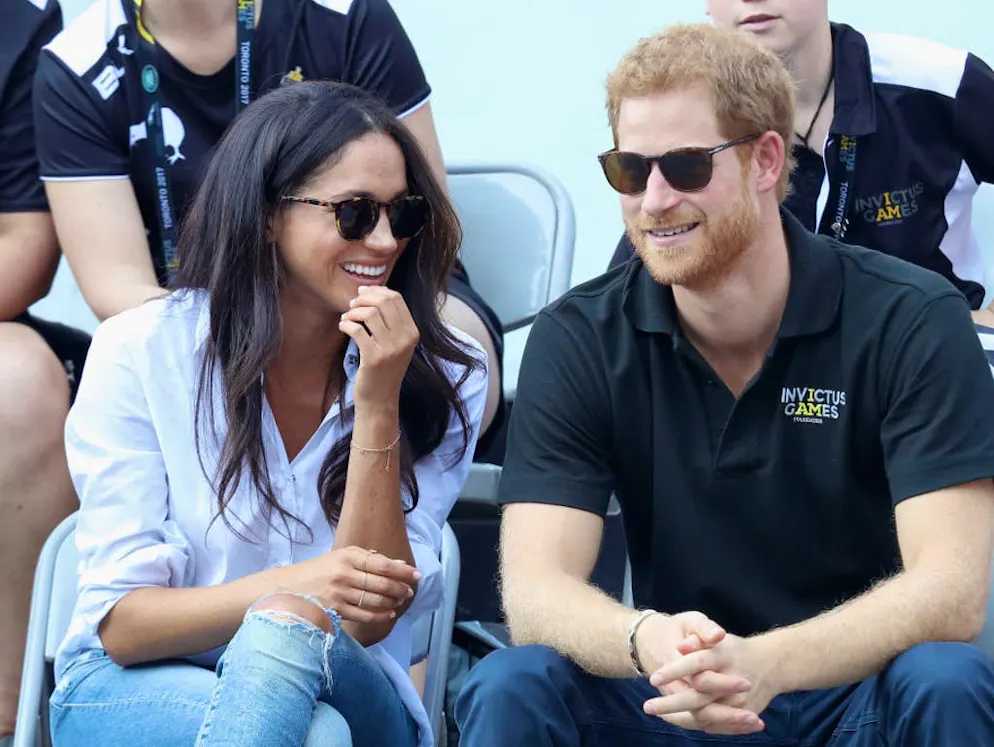 Qual è lo stile di Meghan Markle?. Jeans strappati, camcia ampia:  in occasione della sua prima apparizione in pubblico accanto al principe Harry agli Invictus Games a Toronto, Meghan Markle dimostrava già una disinvoltura insolita fra i reali.  
