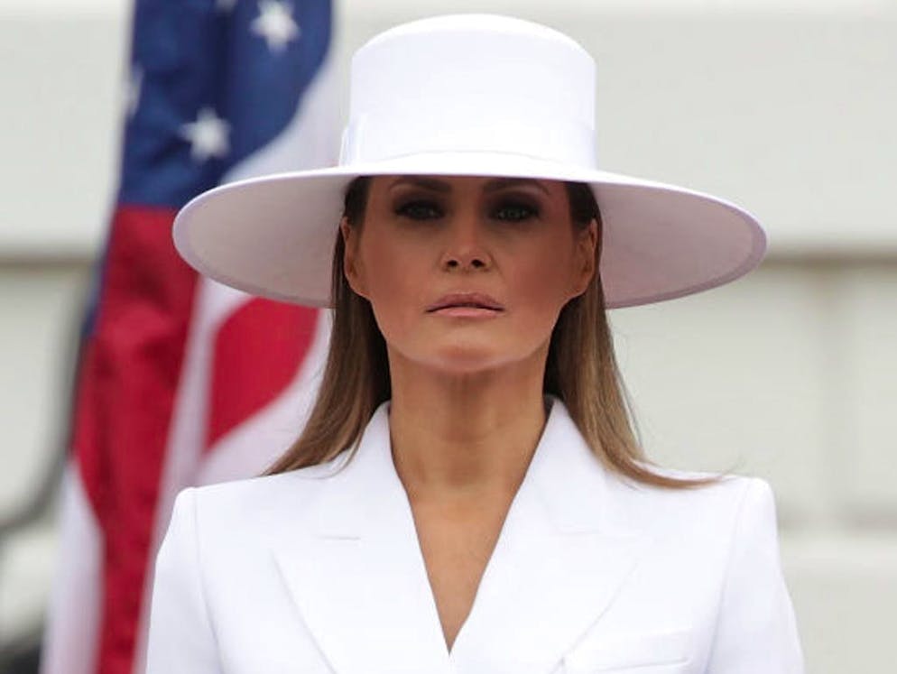 Il cappello di Melania Trump fa parlare di sé. Melania Trump è apparsa ben lungi dall'essere al settimo cielo in occasione dell'arrivo della coppia presidenziale francese.
