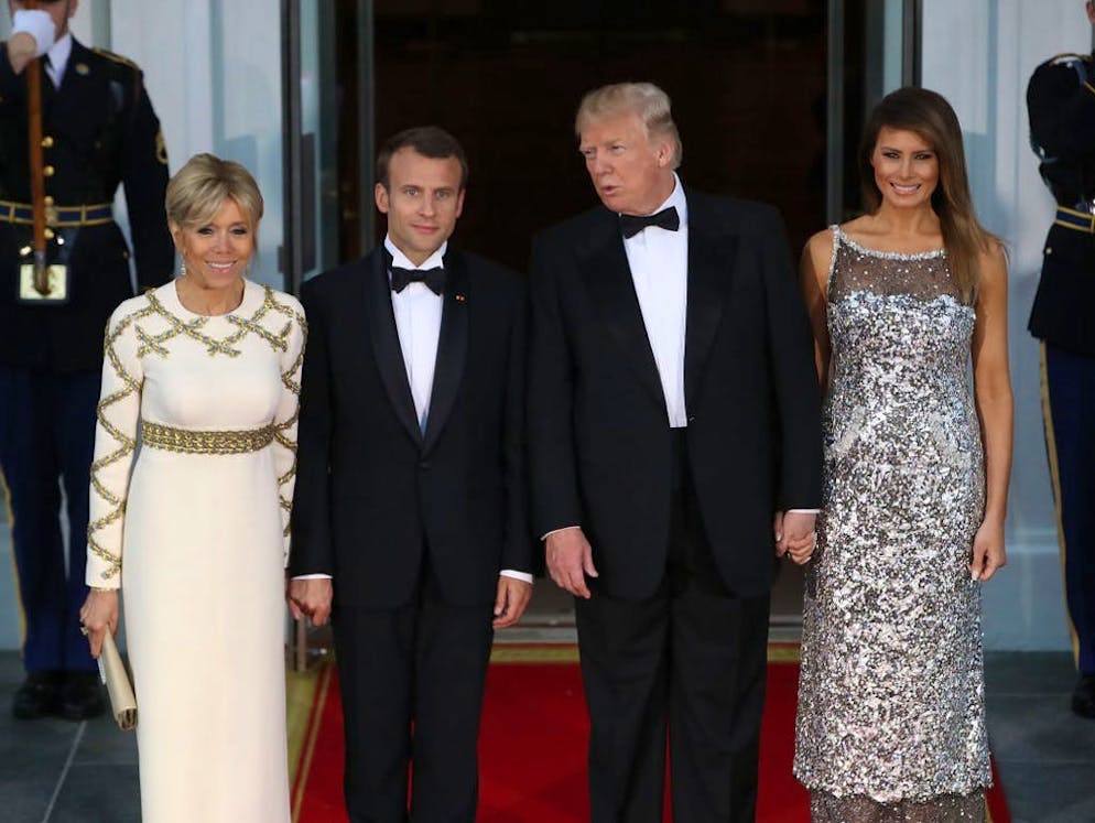 Il cappello di Melania Trump fa parlare di sé. E Melania sembra aver ritrovato il buon umore. 